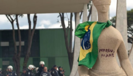 Estátua pichada STF