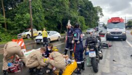 Motociclista perde o pé após bater em carro na Alamenda do Contorno, no Jardim Santo Antônio, em Goiânia | Foto: CBM-GO