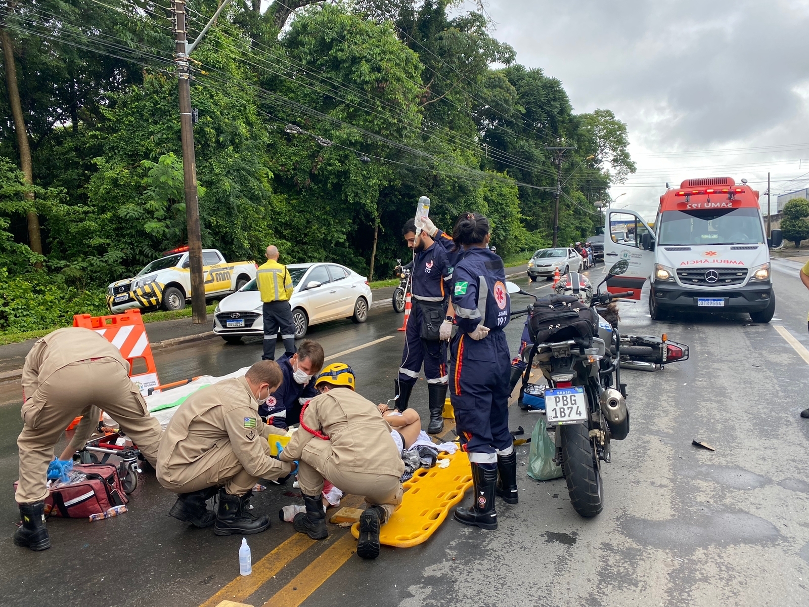 Motociclista perde o pé após bater em carro na Alamenda do Contorno, no Jardim Santo Antônio, em Goiânia | Foto: CBM-GO