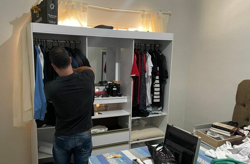 Polícia cumprindo mandado na casa do pastor | Foto: PC-GO
