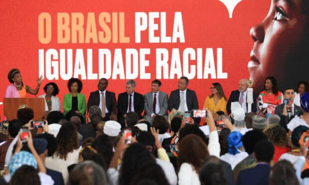 Presidente Luiz Inácio Lula da Silva assina atos para a promoção da igualdade racial em solenidade no Palácio do Planalto | Foto: Lula Marques/ABr