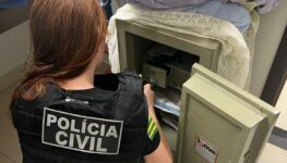 Agente da Polícia Civil investiga cofre durante Operação Collusion Foto: Divulgação Polícia Civil