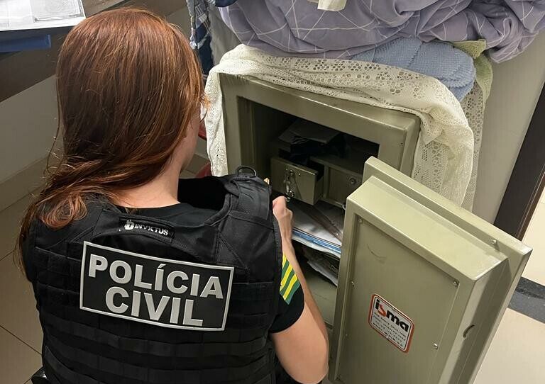 Agente da Polícia Civil investiga cofre durante Operação Collusion Foto: Divulgação Polícia Civil