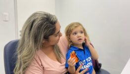 Fernanda Oliveira com o filho Denzel, de 2 anos, durante acompanhamento no Cerfis do Hecad | Foto: Vitória Caetano