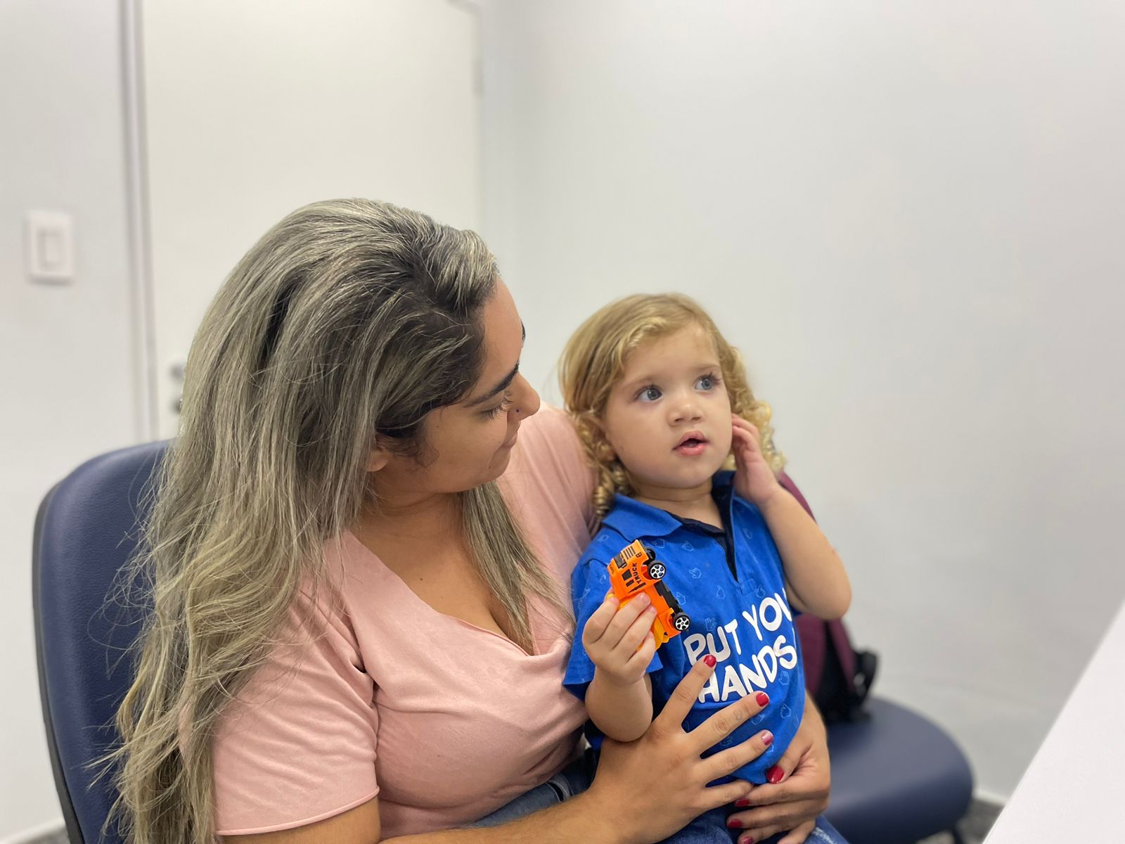 Fernanda Oliveira com o filho Denzel, de 2 anos, durante acompanhamento no Cerfis do Hecad | Foto: Vitória Caetano