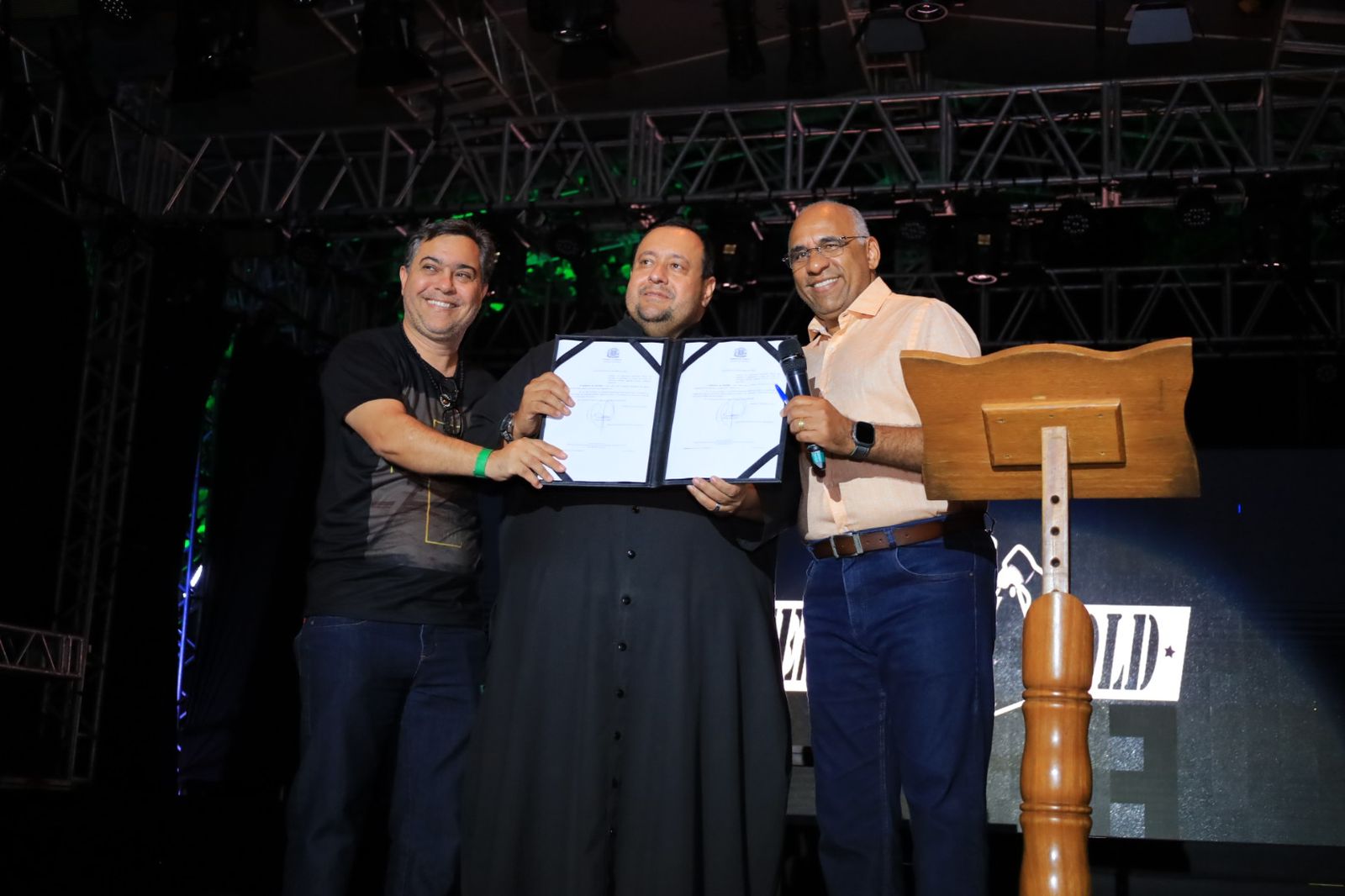 Kleybe Morais, padre Rodrigo de Castro e Rogério Cruz | Foto: Jackson Rodrigues