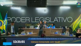 Vereadora mostra dentro para colega | Foto: reprodução/vídeo