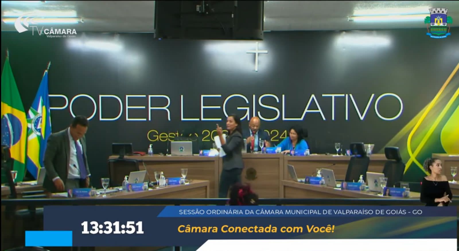 Vereadora mostra dentro para colega | Foto: reprodução/vídeo