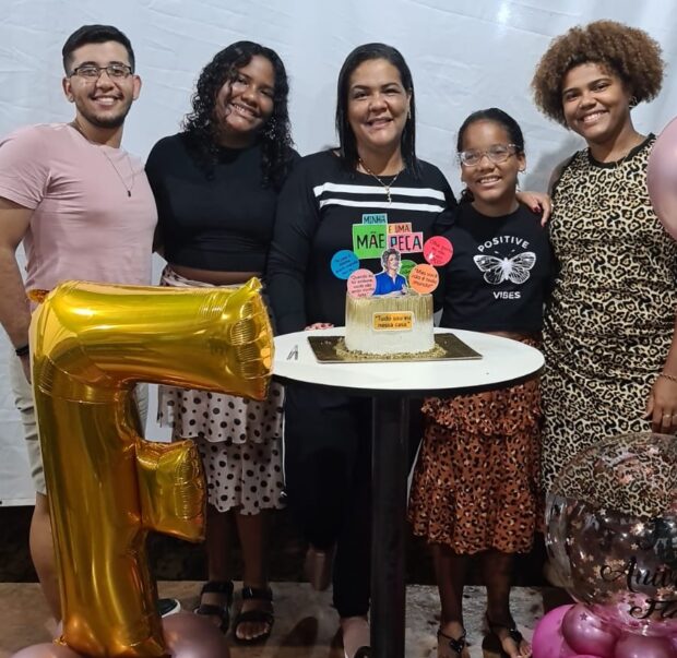 Família da vereadora Flávia, que adotou um adolescente | Foto: arquivo pessoal