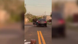 Vítima é agredida e arrasta à força para carro | Foto: reprodução/vídeo