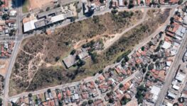 Vista aérea do morro da Serrinha | Foto: Reprodução GoogleEarth