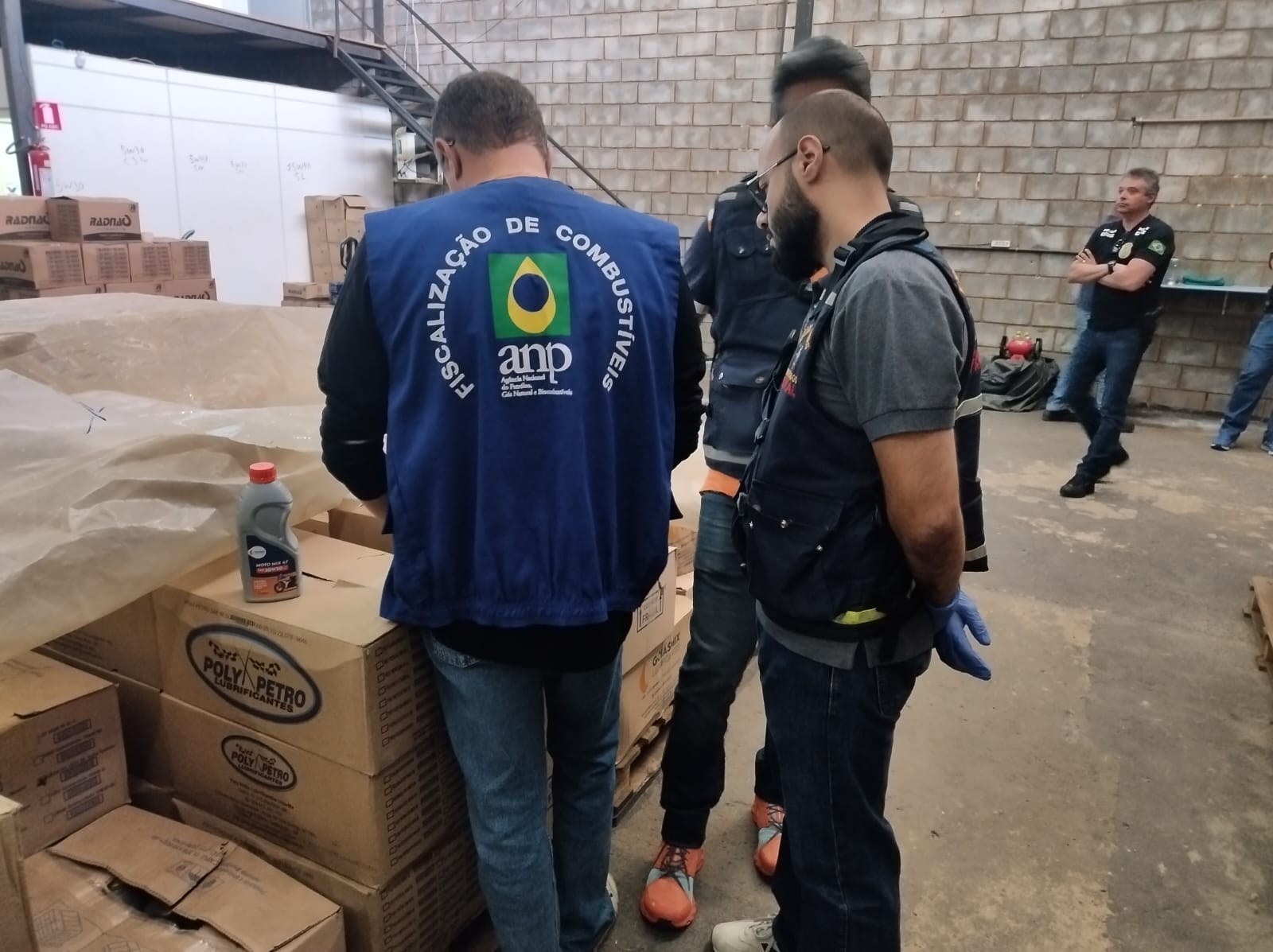 Operação apreende óleo lubrificante irregular | Foto: divulgação/Procon Goiás