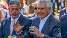 Ronaldo Caiado dá entrevista com Arthur Lira ao lado: opostos na reforma tributária | Foto: Agência Brasil