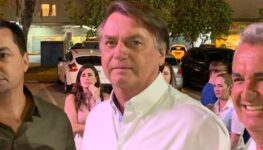 Jair Bolsonaro conversa com populares | Foto: Euler França/Jornal Opção