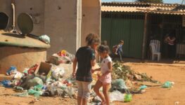 Crianças brincam em favela Sol Nascente, entre GO e DF | Foto: Leoiran / Jornal Opção
