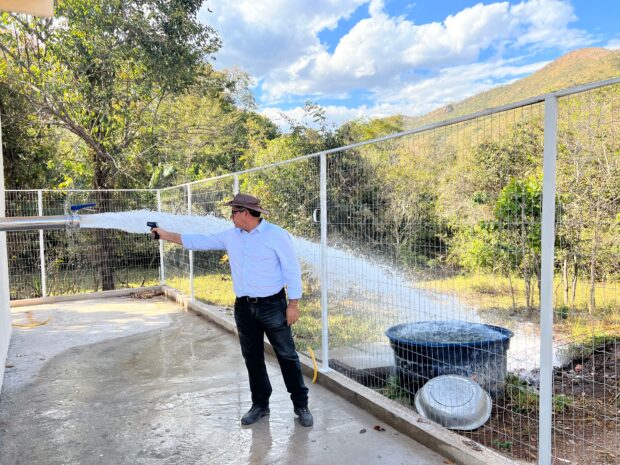 Uarian Ferreira com termômetro digital ifravermelho aferido a tempera da água | Foto: Nielton Soares dos Santos/Jornal Opção