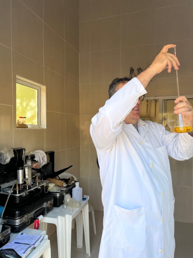 Analista em geociências Ângelo Reis Giada: experiências químicas da águas | Foto: Nielton Soares dos Santos/Jornal Opção