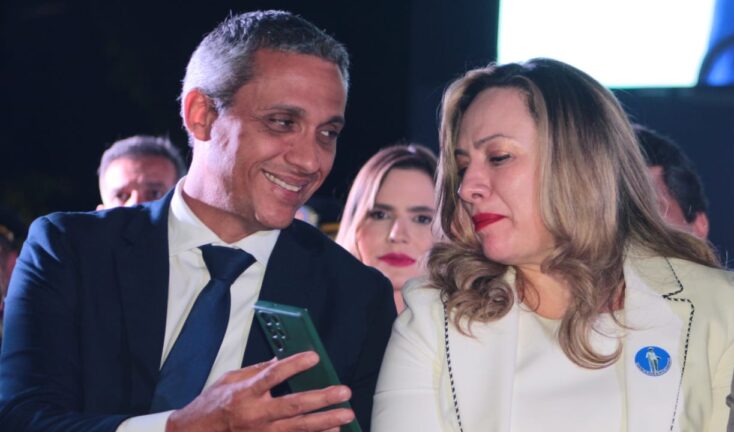 Na entrega da Comenda Anhanguera, Gustavo Gayer mostra imagem no celular à colega de Legislativo Adriana Accorsi | Foto: Leoiran / Jornal Opção