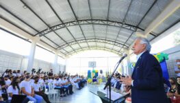 Caiado durante visita escola estadual em Aparecida de Goiânia | Foto: divulgação/Secom