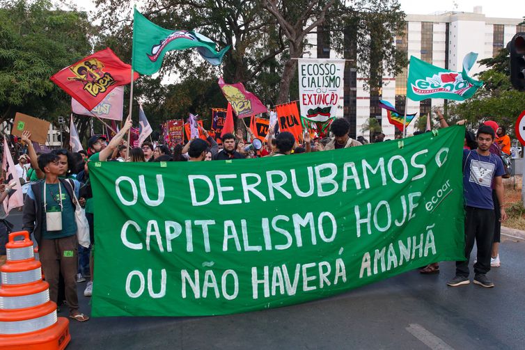 Participantes do 59º Congresso da União Nacional dos Estudantes (UNE), fazem ato próximo ao Banco Central, Brasília (DF), 14/07/2023 | Foto: Wilson Dias/Agência Brasil