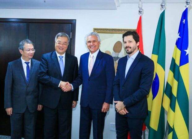 Embaixador da China no Brasil, Zhu Qingqiao, Ronaldo Caiado e Daniel Vilela | Foto: Wesley Costa