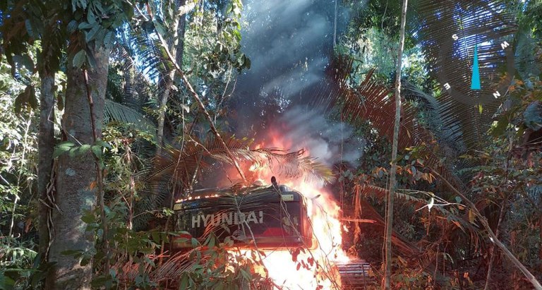 Equipamentos de garimpa são destruídos | Foto: PF