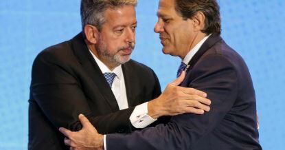 Brasília (DF), 21/06/2023 - O presidente da Câmara dos Deputados, Arthur Lira, e o ministro da Fazenda, Fernando Haddad, durante o seminário Reforma Tributária: A Hora é Agora, na sede da Confederação Nacional da Indústria (CNI), em Brasília. Foto: Marcelo Camargo/Agência Brasil