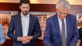 Caiado assina Pacto pelo Desmatamento Ilegal Zero, acompanhado por Daniel Vilela, Andréa Vulcanis e José Mário | Foto: divulgação/Lucas Diener