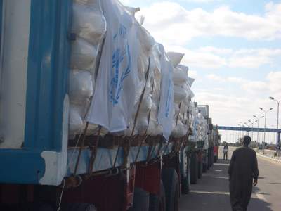 Caminhões de ajuda humanitária formam fila em Rafah, porta de entrada para Gaza a partir do Egito | Foto: Pedro Casier