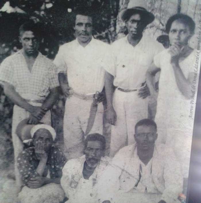 Manoel, Clarindo,Duga, D. Guilhermina, o casal D. Teodolina e Romão; Juca: fundadores do Buração, na década de 40 | Foto: reprodução