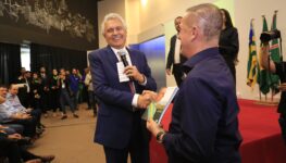Ronaldo Caiado cumprimenta Onyx Lorenzoni