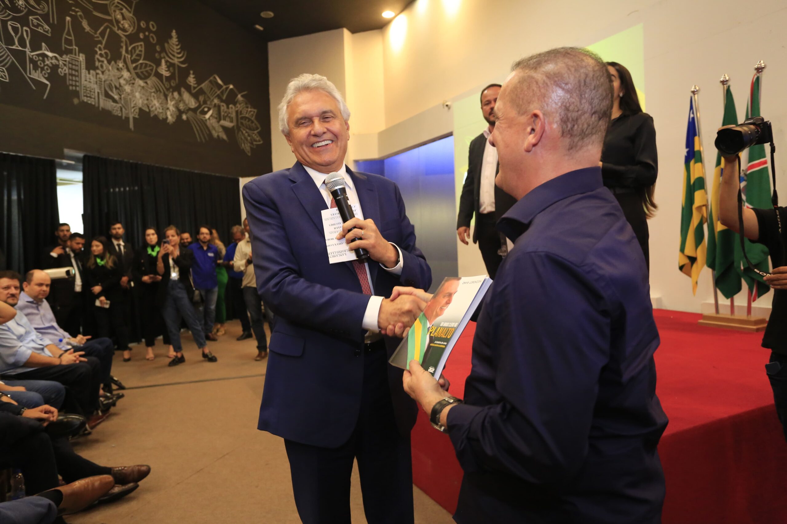 Ronaldo Caiado cumprimenta Onyx Lorenzoni