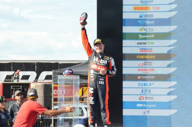 Rubens Barrichello, piloto da Stock Car em momento de pódio no Autódromo Internacional de Goiânia | Foto: divlgação/SEEL
