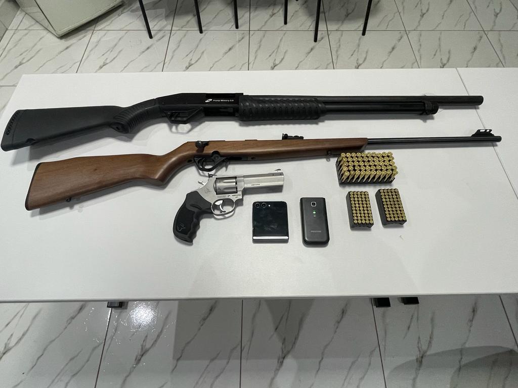 Armas apreendida na casa do suspeito de estuprar advogada | Foto: PC-GO
