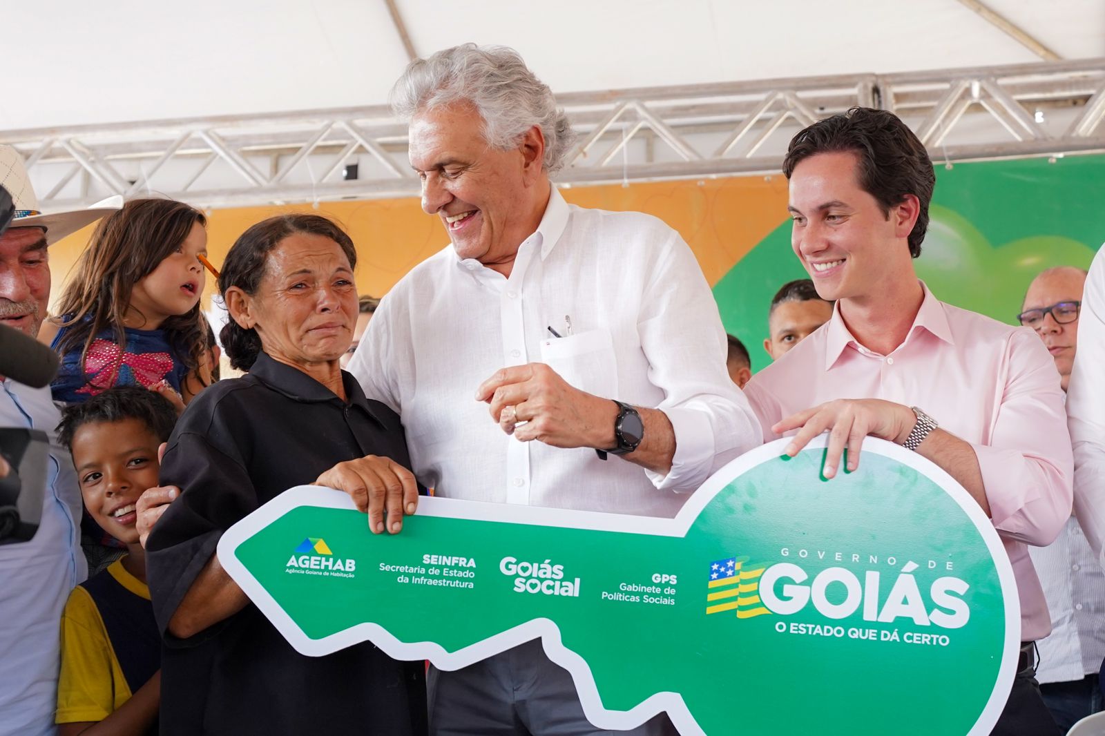 Caiado e Wendel Garcia durante entrega de casas populares | Foto: divulgação/Secom