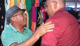 Rogério Cruz visita Feira Hippie