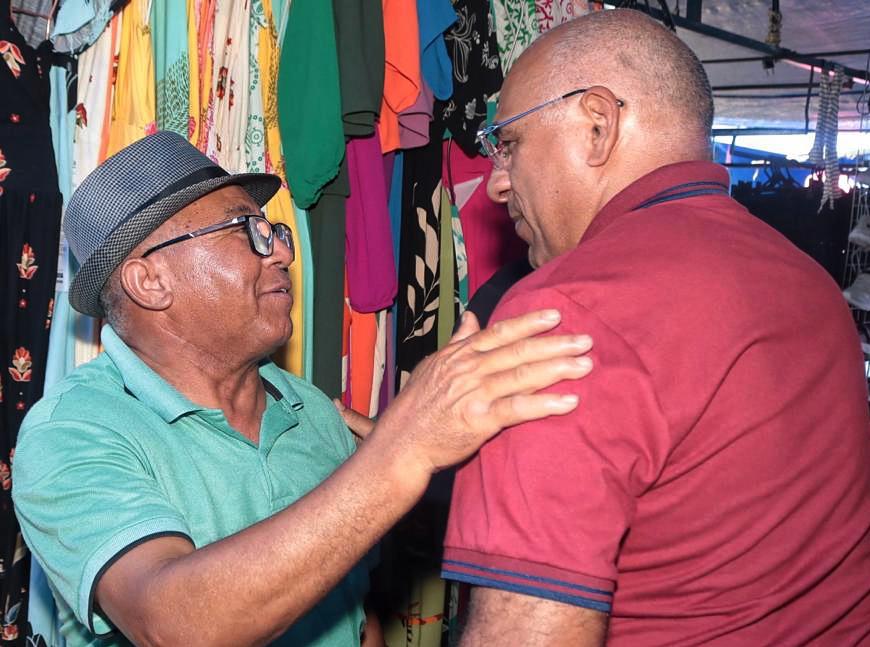 Rogério Cruz visita Feira Hippie