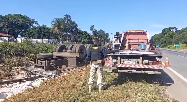 Caminhão tomba Goiás