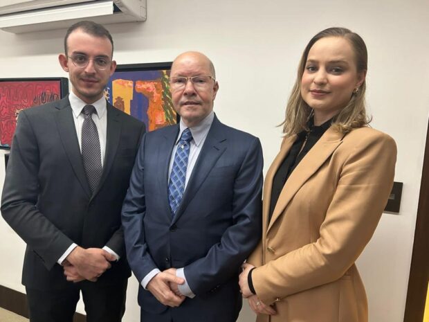 Demóstenes Torres entre dois advogados de seu escritório, Vitor Dias e Hayane Domingues, que atuaram no caso | Foto: divulgação