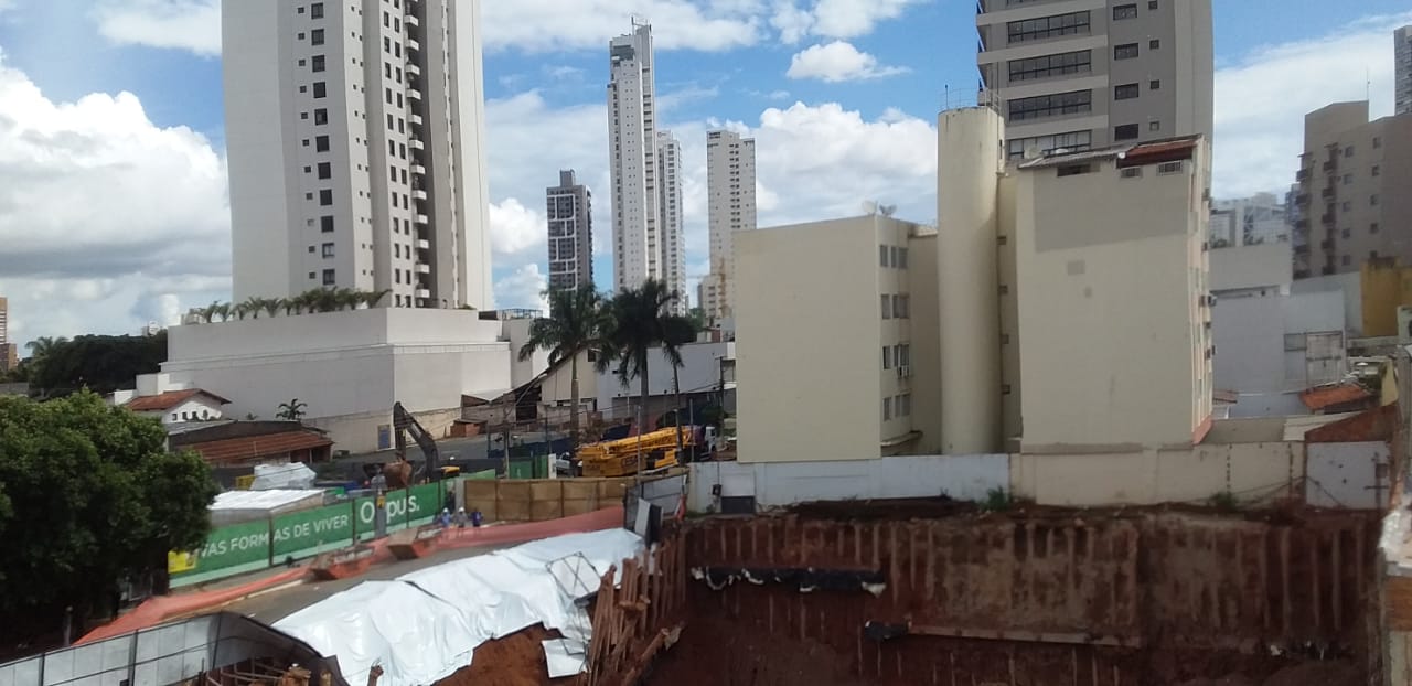 Desmoronamento no Setor Marista; ao fundo primeiro prédio evacuado | Foto: Marco Túlio/Jornal Opção