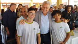 Caiado escola
