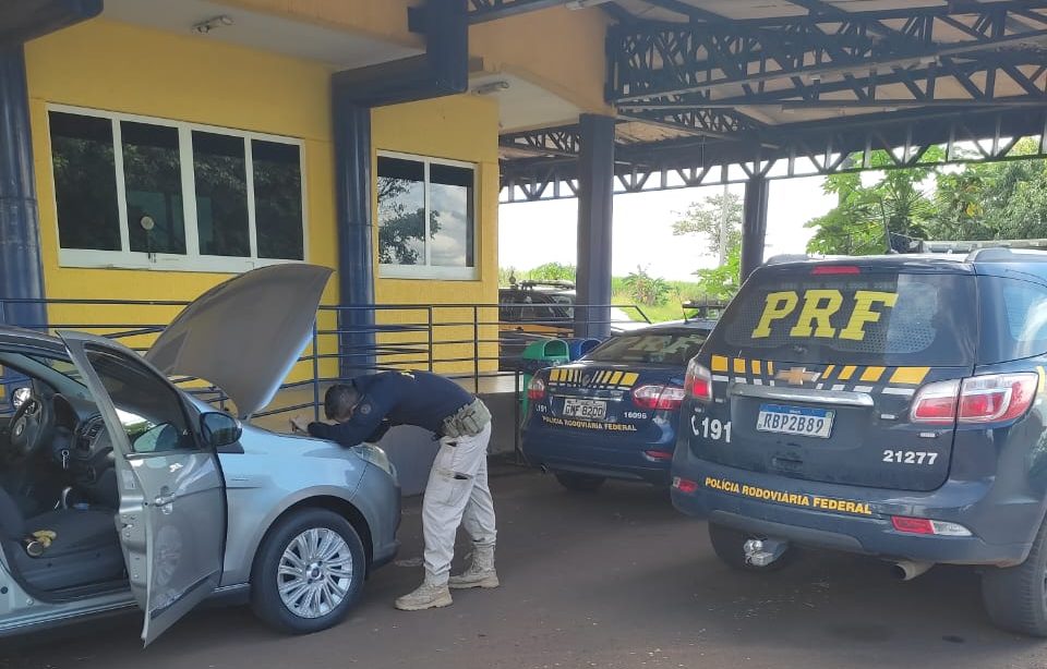 Carro financiado furtado no Estado de Minas Gerais é recuperado em Goias | Foto: divulgação/PRF