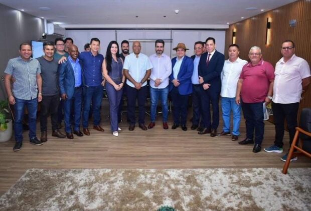 Encontro do PRTB com Rogério Cruz; ao lado do prefeito, Vanessa Barros e Leonardo Avalanche, com Sanata Pires - de chapeu | Foto: redes sociais 