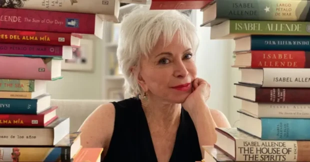 Isabel Allende com livros 1
