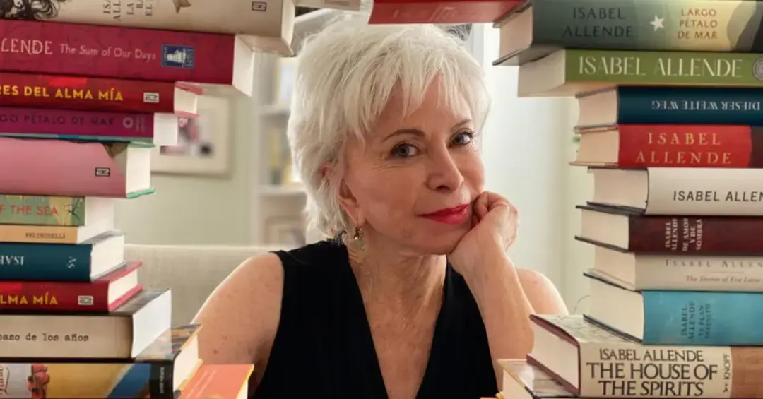 Isabel Allende com livros 1