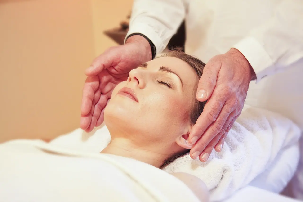 Reiki é uma das técnicas de imposição de mãos | Foto: Banco de imagens