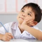 autoavaliacao_crianca_pensando_para_escrever_no_caderno_gettyimages_banner_original