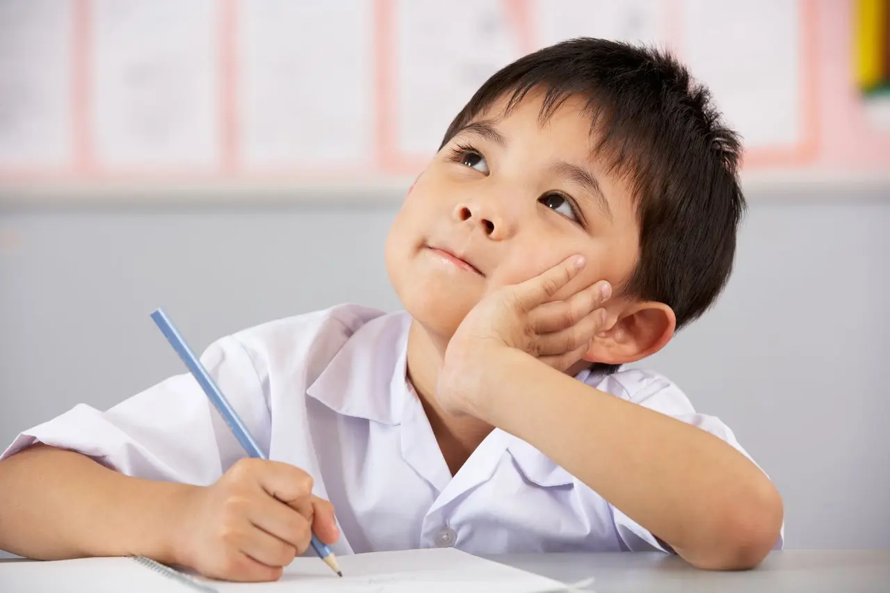 autoavaliacao_crianca_pensando_para_escrever_no_caderno_gettyimages_banner_original