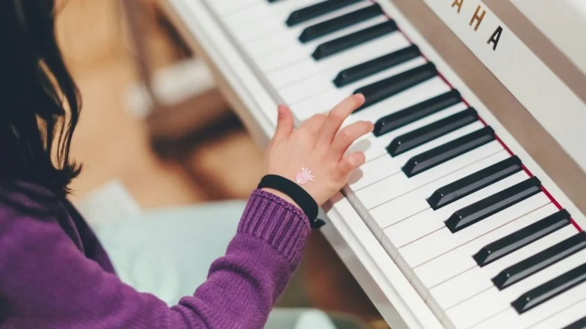 crianca-tocando-piano-848x477