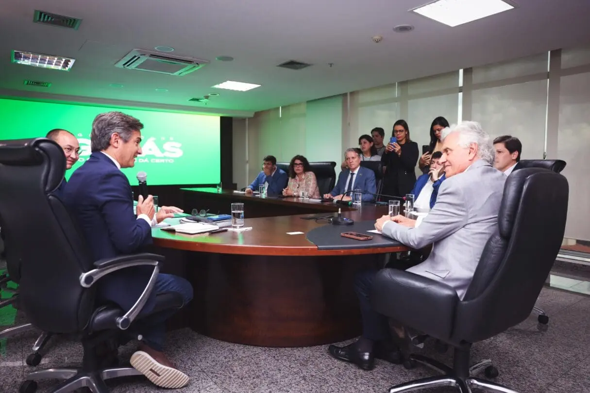 Caiado-em-reuniao-com-executivos-da-Aclara_Secom-1215x810